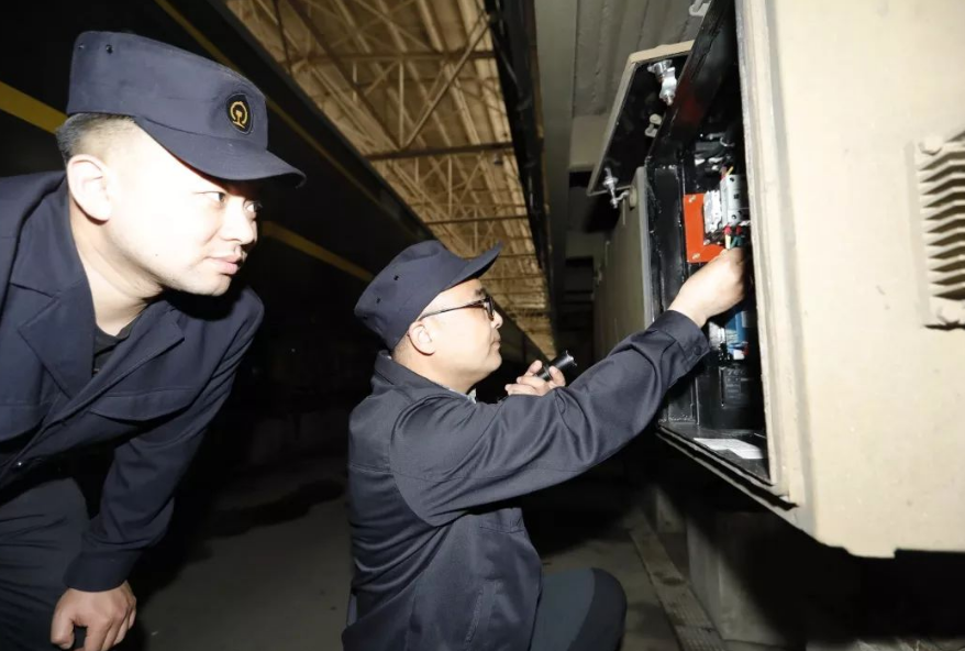 鐵路DC600V地面電源箱的結構及特點(圖1) 鐵路DC600V地面電源箱的結構及特點(圖1)