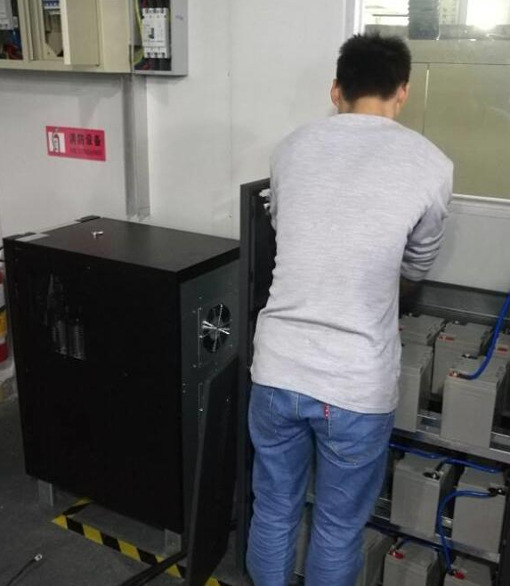 工作人員對UPS不間斷電源進行維修 工作人員對UPS不間斷電源進行維修